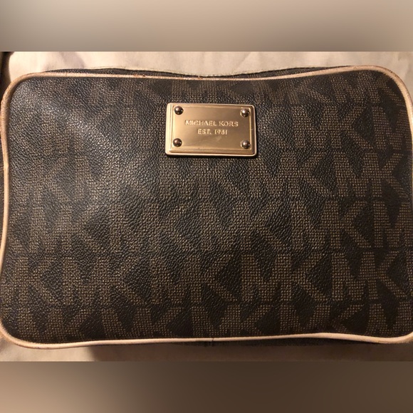 Michael Kors signature leather crossbody - Picture 1 of 6